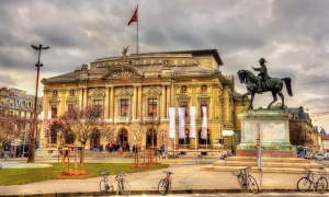 Le Grand Théâtre de Genève, malgré une offre riche, peine à attirer les touristes étrangers.