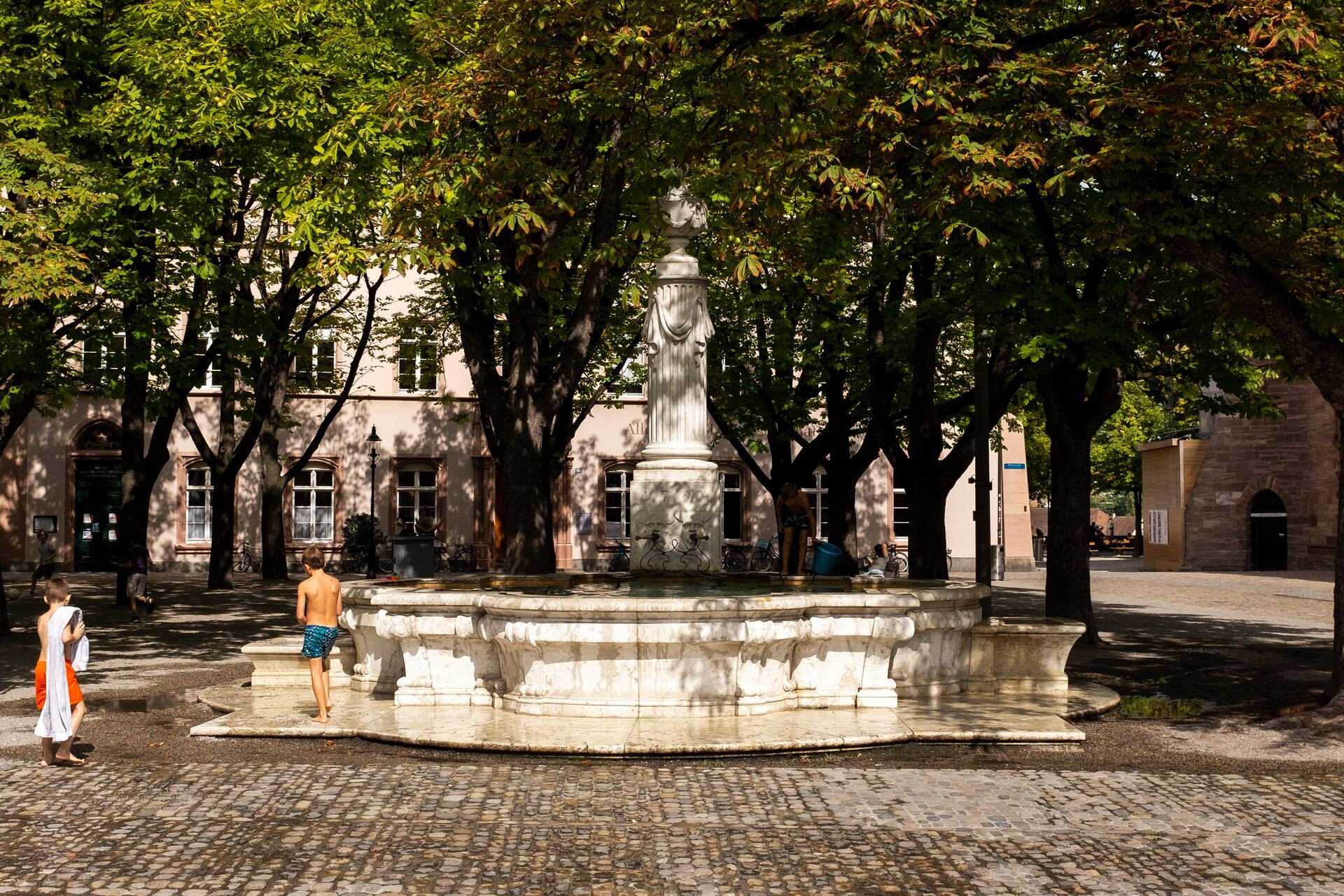 La Münsterplatz - www.basel.com