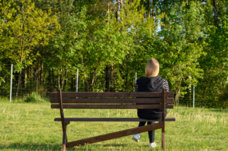 veuve assise sur un banc