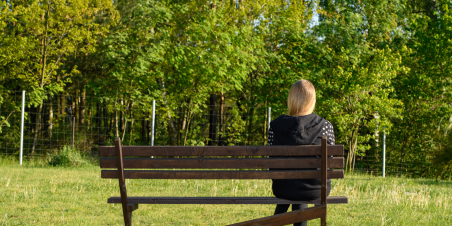 veuve assise sur un banc