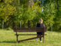 veuve assise sur un banc